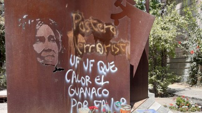 Desconocidos rayaron tumba de Gladys Marín en el Cementerio General