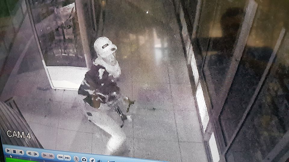 A punta de martillo, delincuentes robaron en tienda de videojuegos