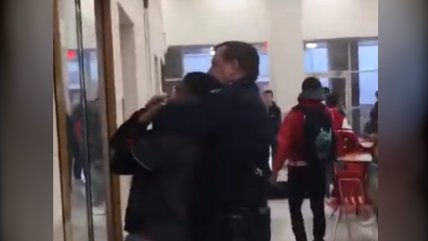   Policía noqueó a escolar afroamericano con una llave de artes marciales 