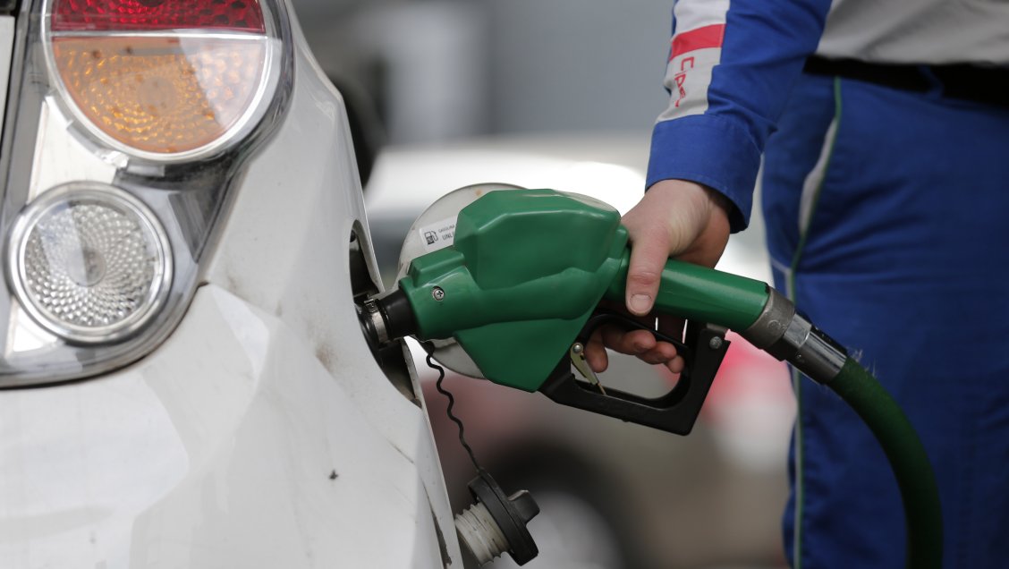 Bencinas bajan sus precios por tercera semana consecutiva