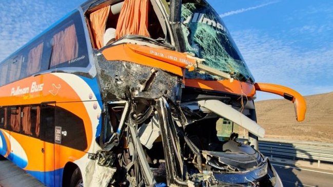 Cinco lesionados dejó choque entre un bus y camión en ruta de Vallenar