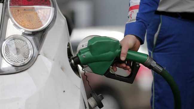 Bencinas bajan sus precios por tercera semana consecutiva