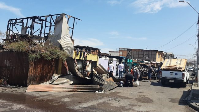 Incendio en Iquique destruyó tres casas y dejó con daño otras tres viviendas