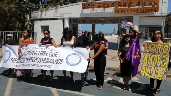 Periodistas de Arica protestaron en la Intendencia por violaciones a los DDHH