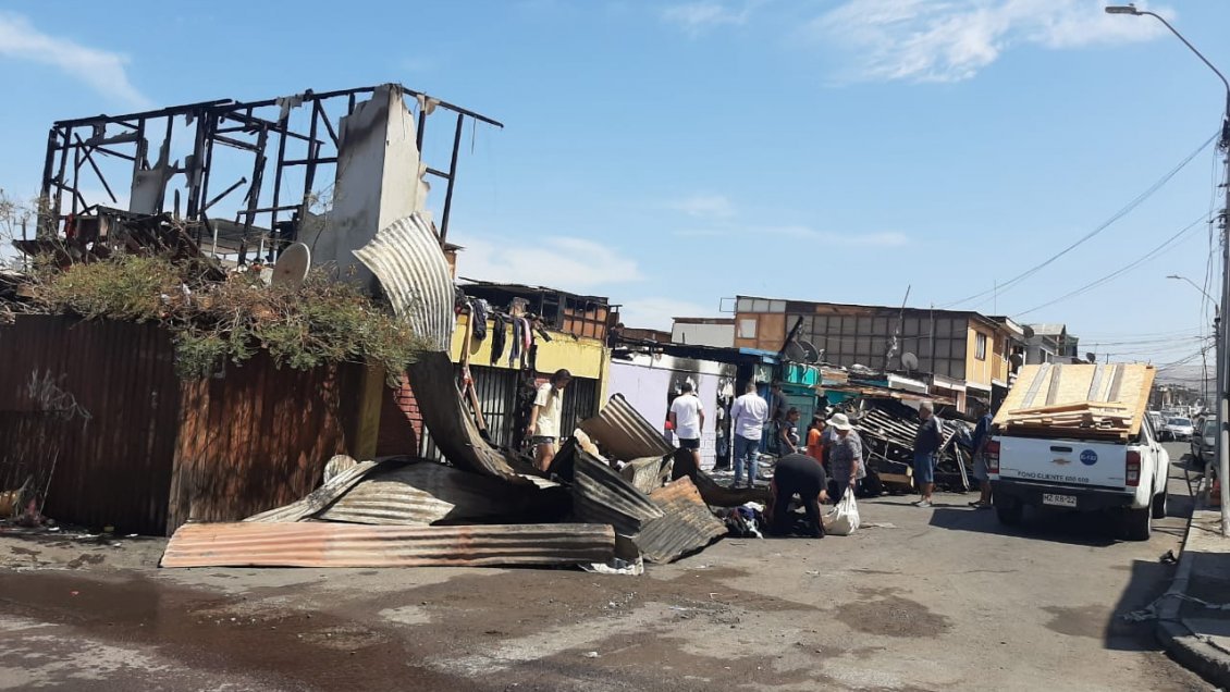 Incendio en Iquique destruyó tres casas y dejó con daño otras tres viviendas