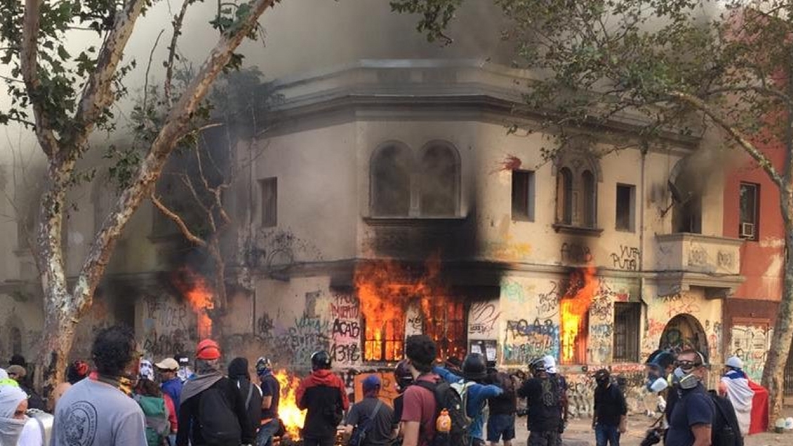 Incendio afectó a vivienda en el centro de Santiago