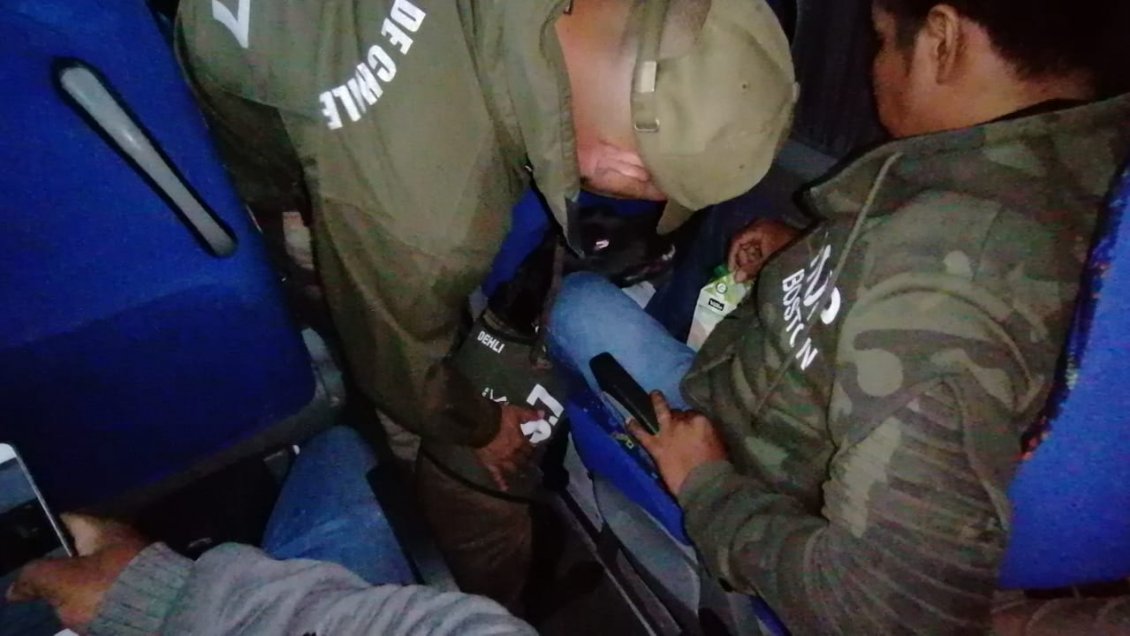 Pareja fue detenida trasladando 176 ovoides con cocaína