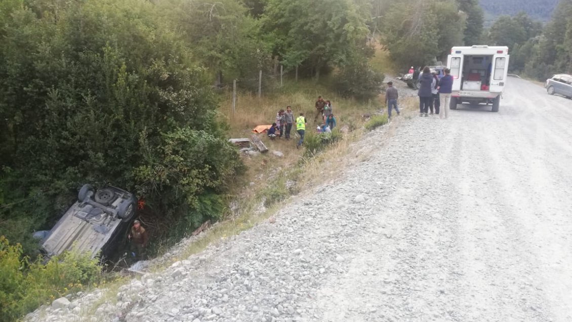 Río Puelo: Mujer murió al caer la van donde viajaba a un barranco en Llanada Grande