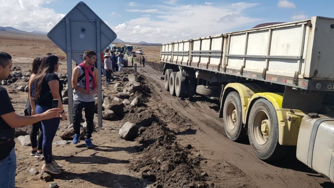 Crecida en el caudal obligó detener viaje de 25 personas desde Ollagüe hacia Calama