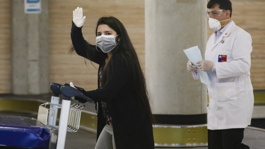La chilena que estuvo varada en China llegó a su casa en Hualpén: Dos semanas en cuarentena