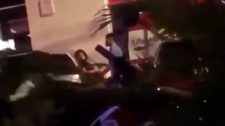 Pareja tuvo sexo frente a una discoteque, la viralizaron y respondieron