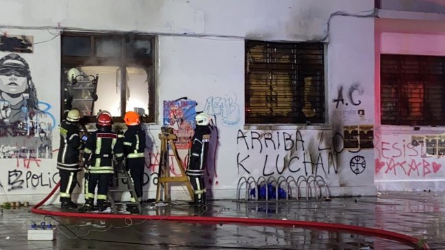 Puerto Montt: Encapuchados prendieron fuego a oficina de la Gobernación de Llanquihue