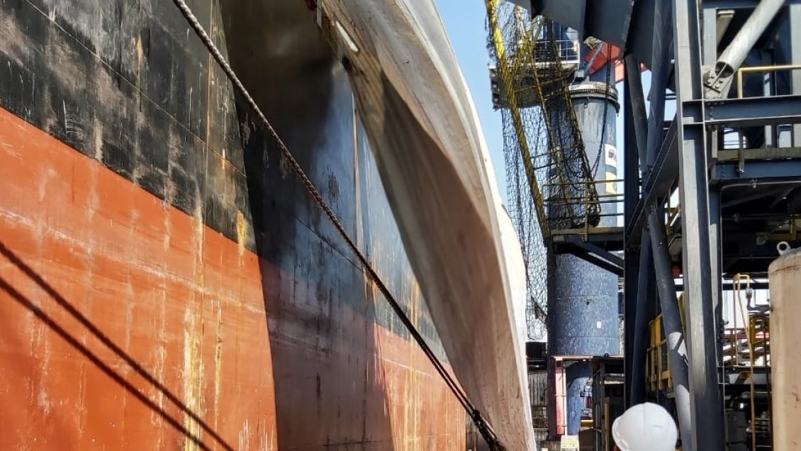 PDI investiga vertimiento de seis toneladas de carbón en el mar de Mejillones