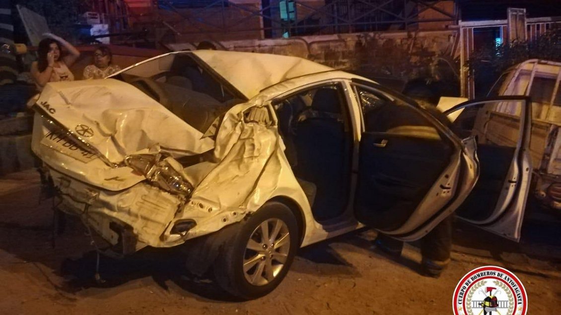 Antofagasta: Vehículo voló 50 metros y su conductor sufrió sólo lesiones leves