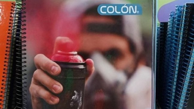 Funcionó el boicot: Supermercados y tiendas retiran cuadernos Colón con polémicas portadas