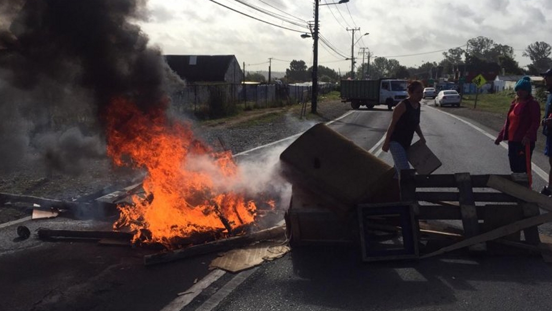 Barricadas y cinco detenidos tras intento de desalojo de un campamento en Osorno