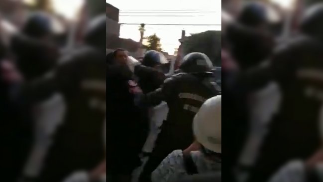 Denuncian que Carabineros sacó arma en consultorio para detener a dos jóvenes