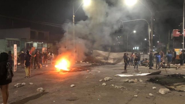 Noche de disturbios en Iquique terminó con dos detenidos y tres carabineros heridos