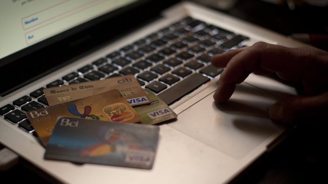 Ventas online bajaron tras la crisis social: Turismo y Entretención sufrieron 