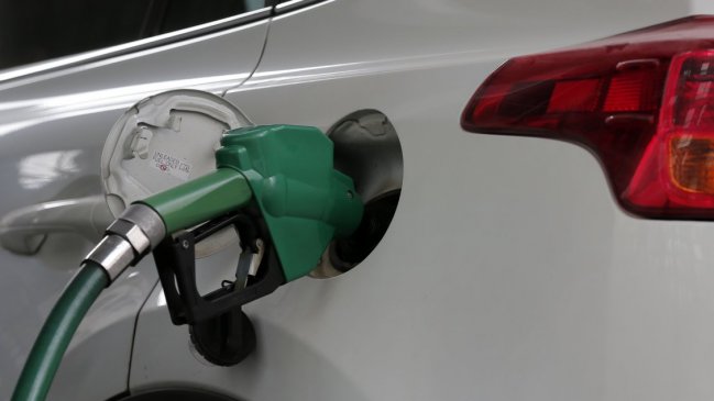 Bencinas bajan sus precios por cuarta semana consecutiva