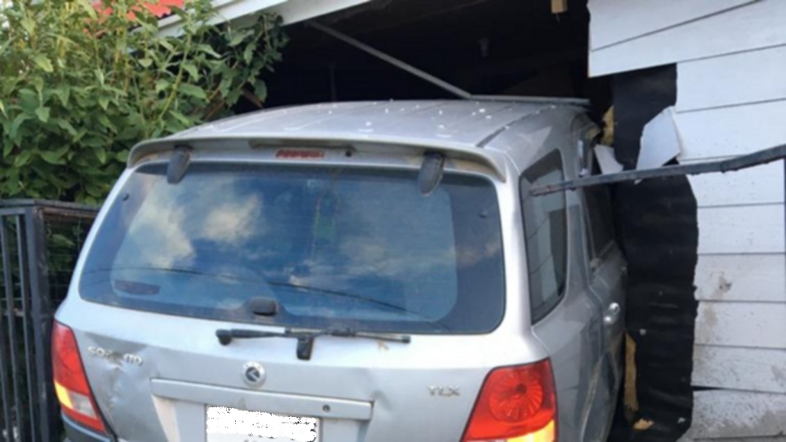 Conductor ebrio derribó poste y terminó incrustado en vivienda en Punta Arenas