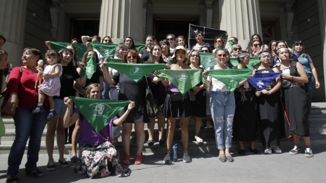 Feministas van a la justicia para asegurar su derecho a manifestarse en marzo