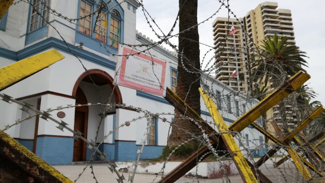 Ejército anunció que no retirará cerco de púas de cuartel de Iquique