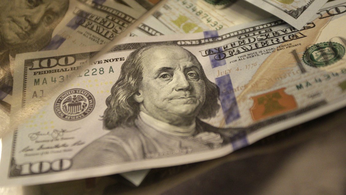 Sigue al alza: Precio del dólar superó la barrera de los 800 pesos