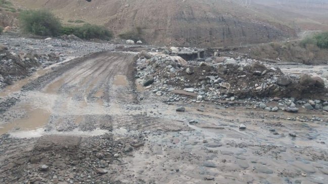 Lluvias estivales: Crecida de caudal en Tarapacá mantiene a 146 personas aisladas