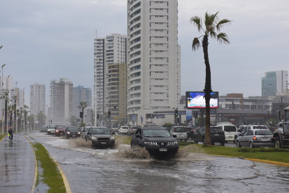 Cortes de energía y personas aisladas por lluvias en el extremo norte de Chile