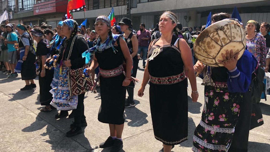 Un centenar de personas marchó en Temuco exigiendo que el mapudungun sea lengua oficial