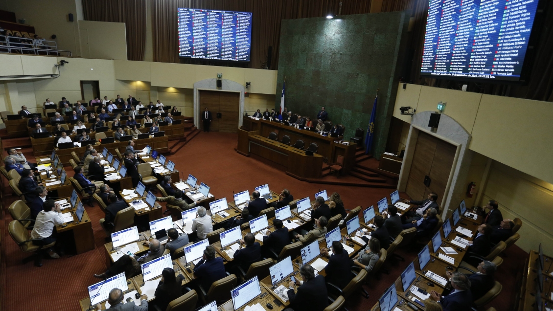 Bajar la dieta parlamentaria sin afectar a los funcionarios públicos: una dificultad a resolver