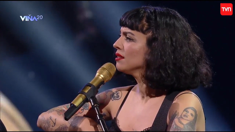 Mon Laferte y su emotivo discurso tras lo sucedido con Carabineros: 