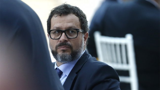 Hinzpeter: No podemos llegar al 26 de abril sin saber, minuciosamente, detrás de qué andan los promotores de cada opción