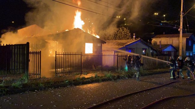 Puerto Montt: Incendio destruyó vivienda y dejó a una familia damnificada