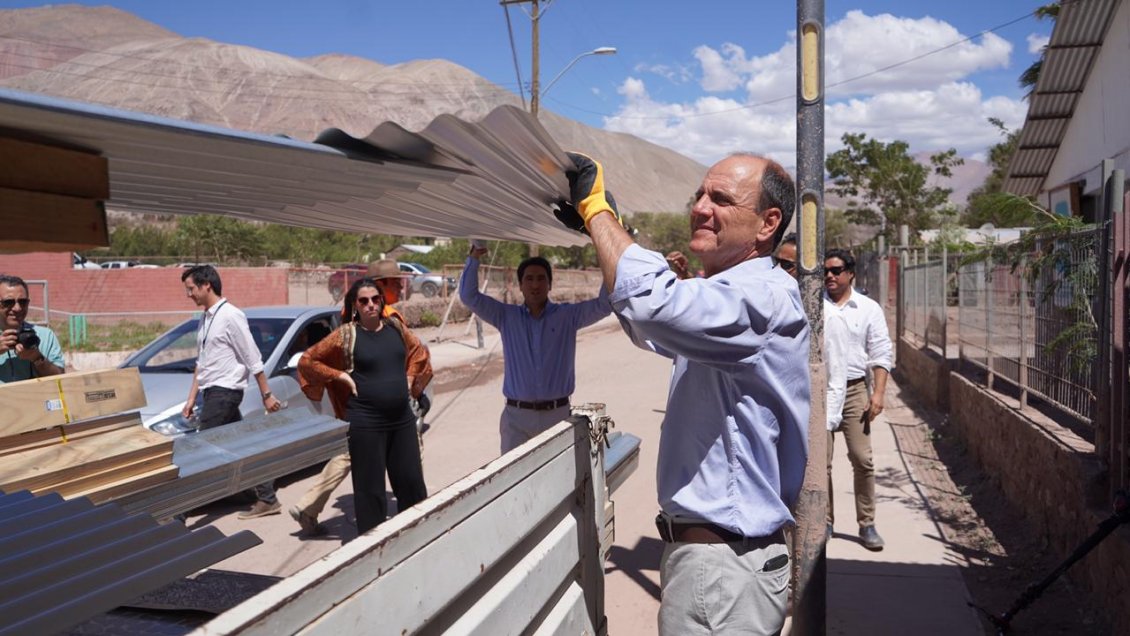 Minvu entrega recursos para reparar casas dañadas por aluvión en Alto del Carmen