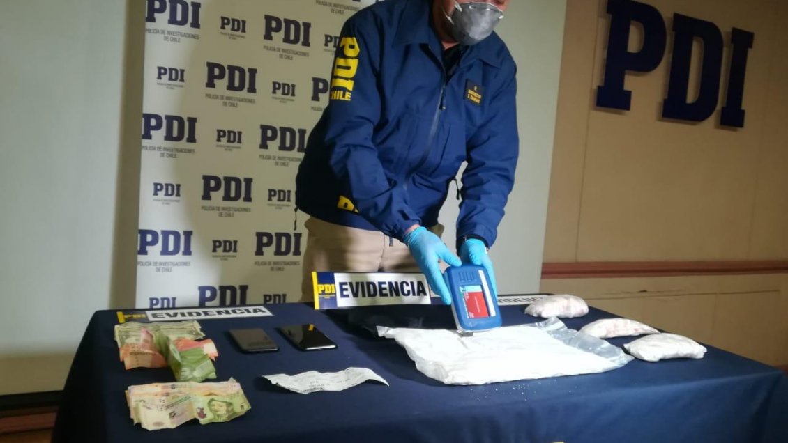 Perro policial descubrió a mujer con dos kilos de cocaína en el Aeropuerto de Punta Arenas