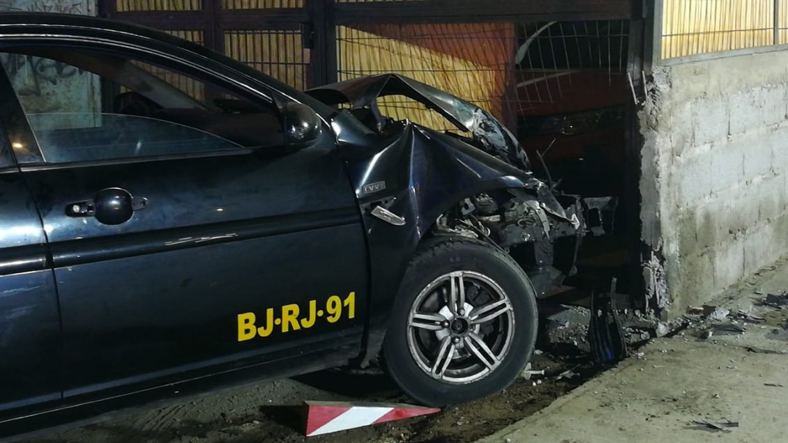 Taxi se incrustó en una casa de Antofagasta