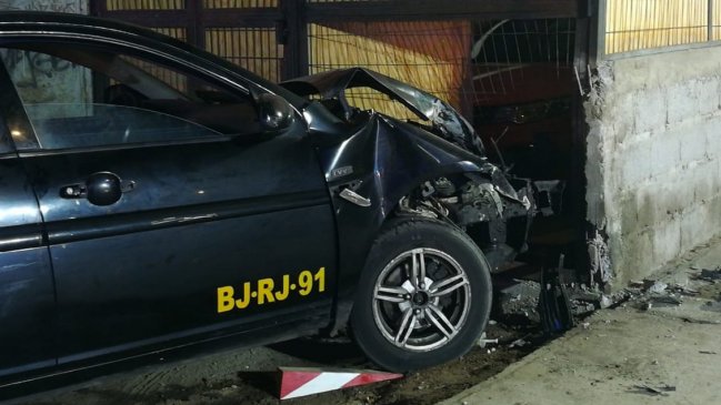 Taxi se incrustó en una casa de Antofagasta