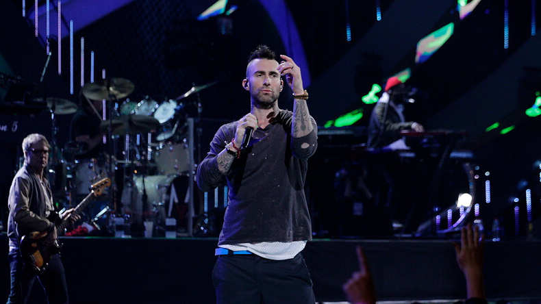 Comparan la prendida actuación de Maroon 5 en el Super Bowl y la de Viña
