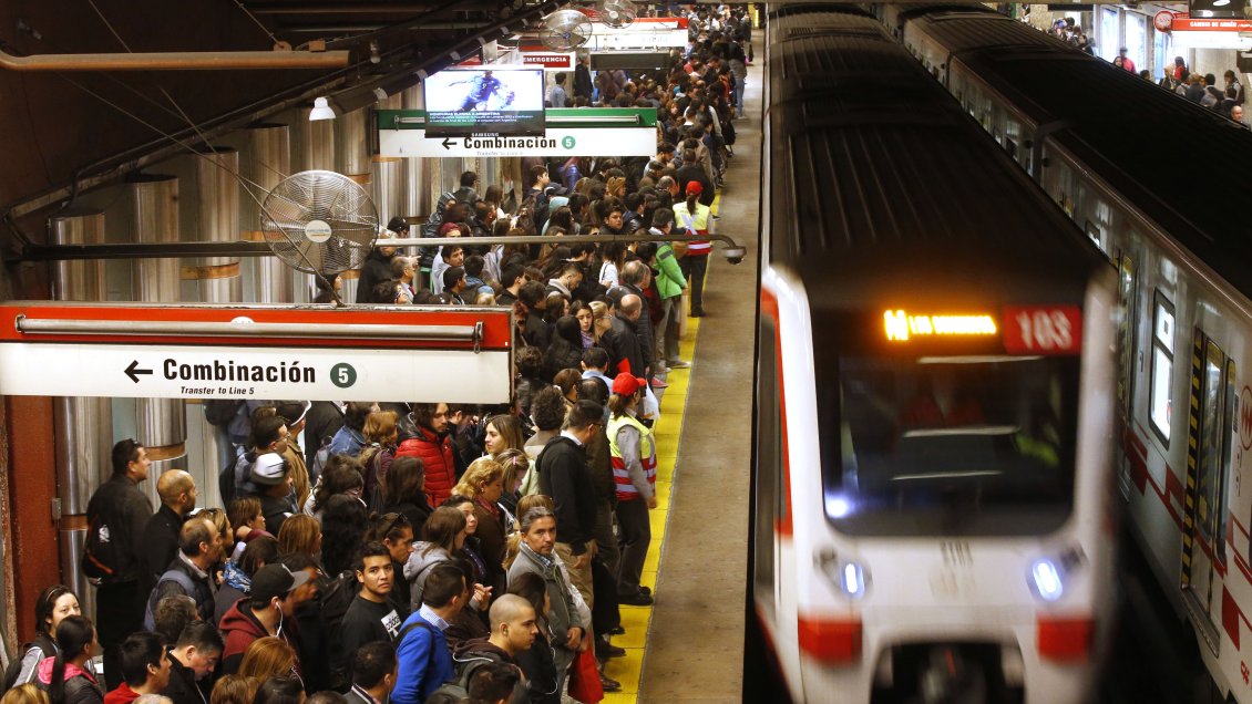 Metro estudia cómo restablecer la combinación en la estación Baquedano