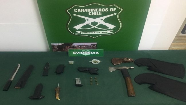 Dos sujetos fueron sorprendidos con cuchillos, un hacha y una pistola