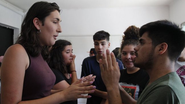 Agrupaciones estudiantiles y profesores valoraron salida de la ministra Cubillos