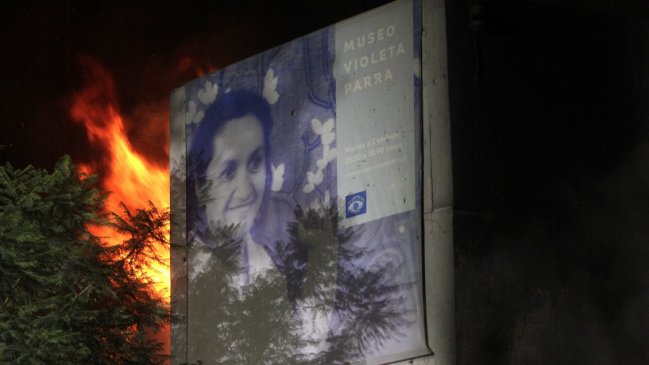 Investigan nuevo incendio en Museo Violeta Parra en el centro de Santiago