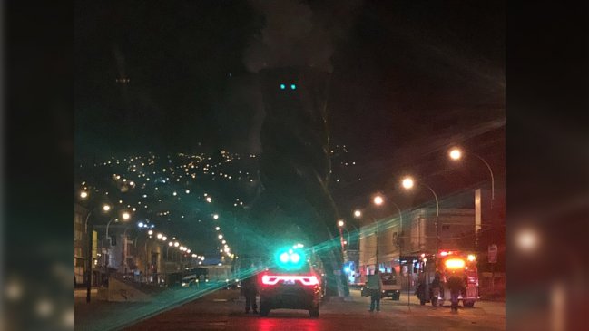 Valparaíso: Principio de incendio en monumento frente al Congreso moviliza a Bomberos