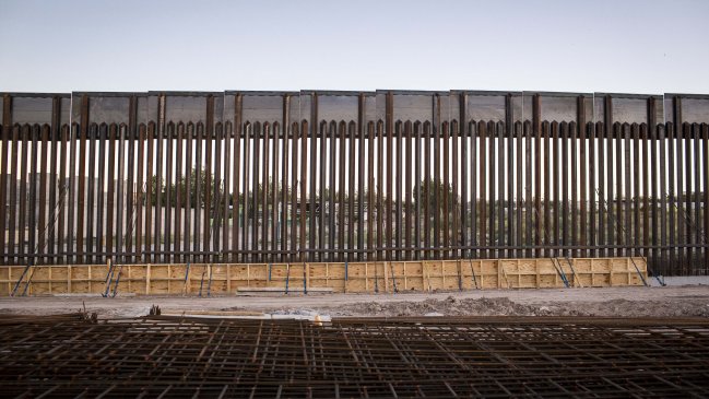 Reabre paso fronterizo entre EEUU y México cerrado por temor a avalancha de migrantes