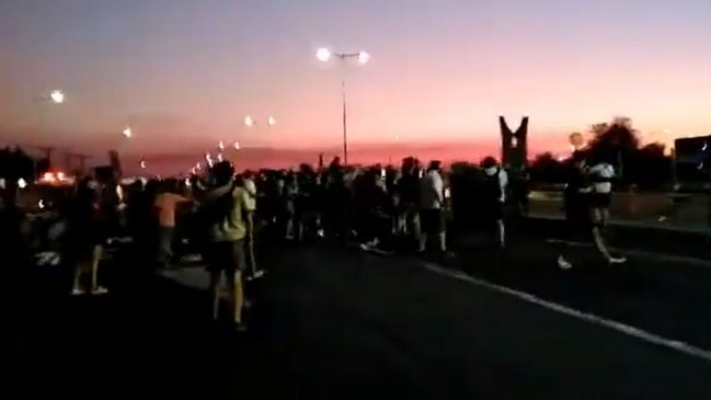 Vecinos de Molina cortaron Ruta 5 en protesta por tardanza en control de incendio forestal