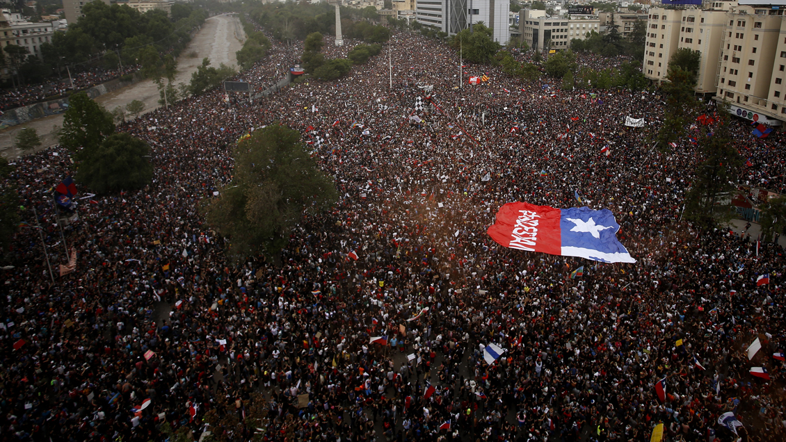 Cadem: 66% de los chilenos está a favor de que continúen las movilizaciones masivas