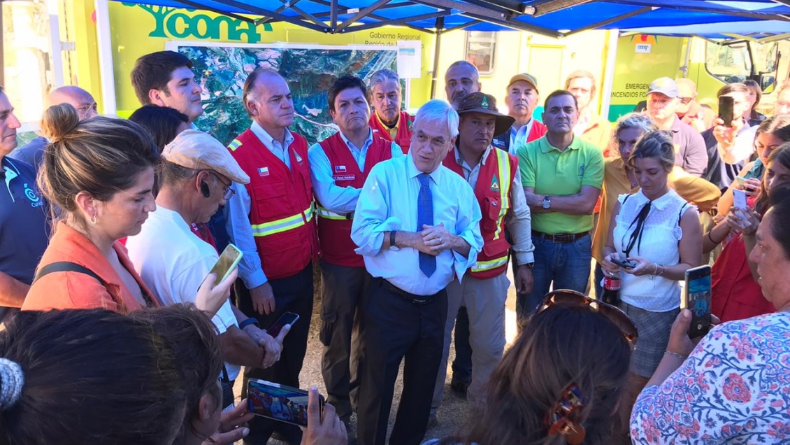 Presidente Piñera llegó al Maule y realizó sobrevuelo por zonas de incendios forestales