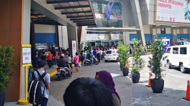 Un asaltante armado mantiene varios rehenes en un centro comercial de Manila